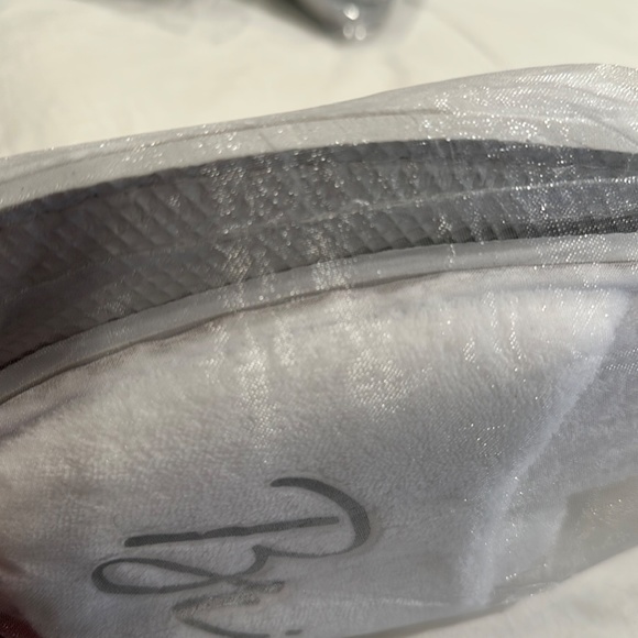 ABOUT FACE DESIGNS WHITE BRIDE/RING SLIPPERS NWT ONE SIZE FITS MOST - Picture 6 of 7